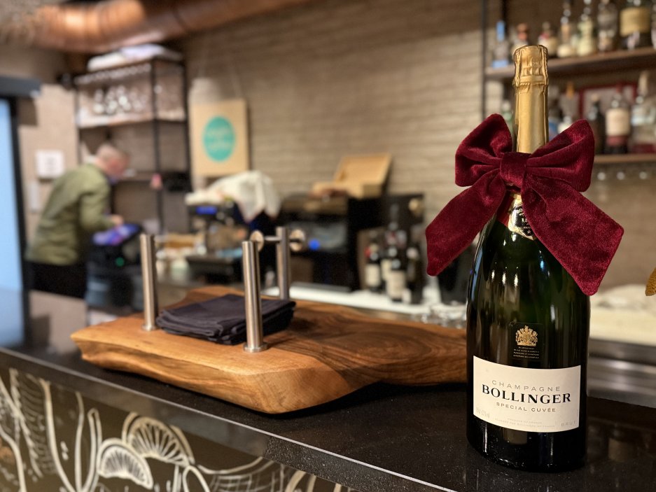 Champagne Bollinger na baru