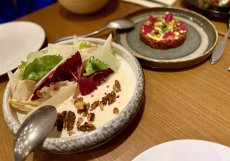 Salát s čekankou, ořechy a parmazánem.