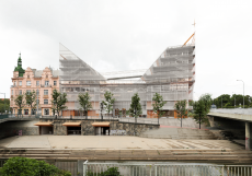 1.místo: Navržený objekt multiprogramového využití (výrobní zóna, dílny, ateliéry, co-working, kulturní prostory, sdílené bydlení, kantýna či maloobchod) je sestaven z opakovaně použitých železobetonových prvků, železničních kolejnic a dalších recyklovaných materiálů z okolí Plzně.