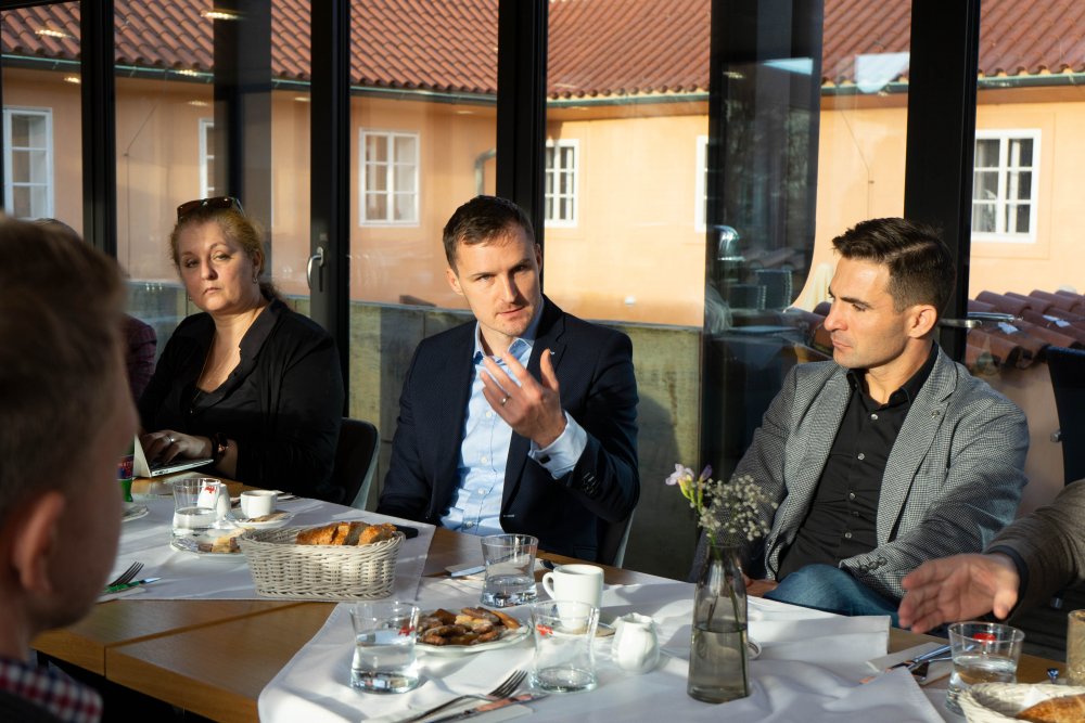 Zleva: Věra Tůmová z Newstreamu, Jiří Vančura z Trinity Bank a Jan Hrubý z Remax
