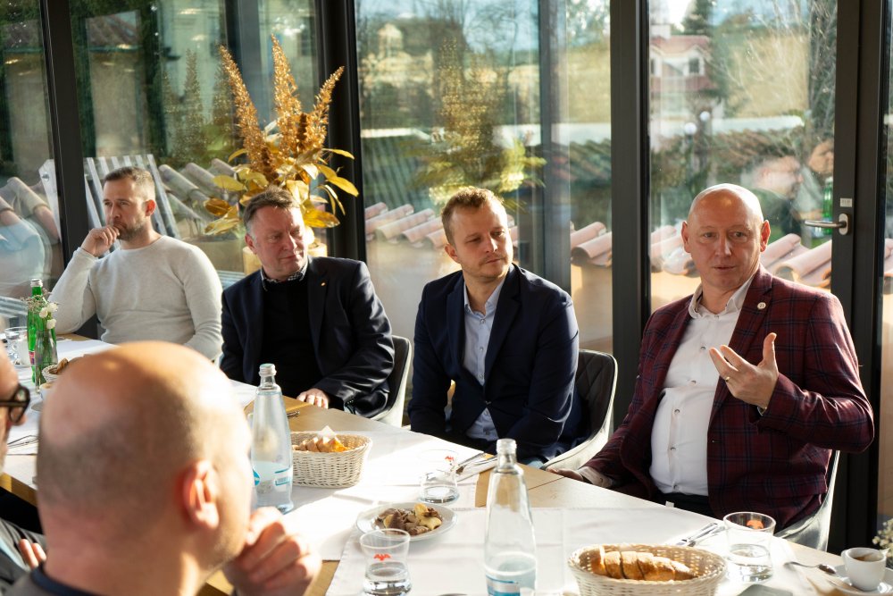 Zleva: Marcela Fialková, Petr Stoklasa z Dřevodíla, Pavel Šatný z Doornite, Josef Kupec z KPMG a Tomáš Jelínek z Century 21