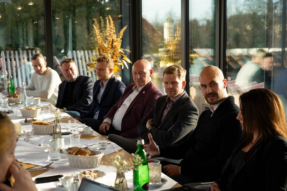 Zleva: Marcela Fialková, Petr Stoklasa z Dřevodíla, Pavel Šatný z Doornite, Josef Kupec z KPMG, Tomáš Jelínek z Century 21, Monika Zvonková a Pavel Šánek ze Semela Ateliers