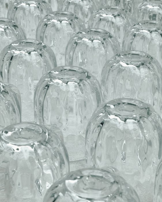 Oba půllitry vznikly v Ateliéru produktového designu na UMPRUM. Návrh Terezy Bláhové pro Lokál vychází z tradičních českých půllitrů a převádí je do moderního zvlněného reliéfu. Autorem uhlazenějšího modelu pro Ambiente je Jáchym Kubů (Kuza).
