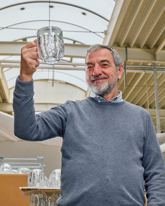 Oba půllitry vznikly v Ateliéru produktového designu na UMPRUM. Návrh Terezy Bláhové pro Lokál vychází z tradičních českých půllitrů a převádí je do moderního zvlněného reliéfu. Autorem uhlazenějšího modelu pro Ambiente je Jáchym Kubů (Kuza).