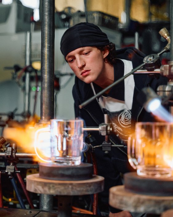 Oba půllitry vznikly v Ateliéru produktového designu na UMPRUM. Návrh Terezy Bláhové pro Lokál vychází z tradičních českých půllitrů a převádí je do moderního zvlněného reliéfu. Autorem uhlazenějšího modelu pro Ambiente je Jáchym Kubů (Kuza).
