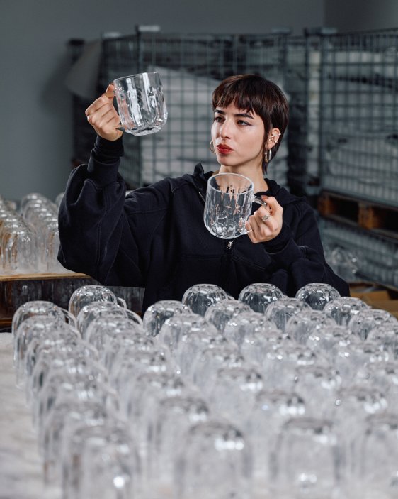 Oba půllitry vznikly v Ateliéru produktového designu na UMPRUM. Návrh Terezy Bláhové pro Lokál vychází z tradičních českých půllitrů a převádí je do moderního zvlněného reliéfu. Autorem uhlazenějšího modelu pro Ambiente je Jáchym Kubů (Kuza).
