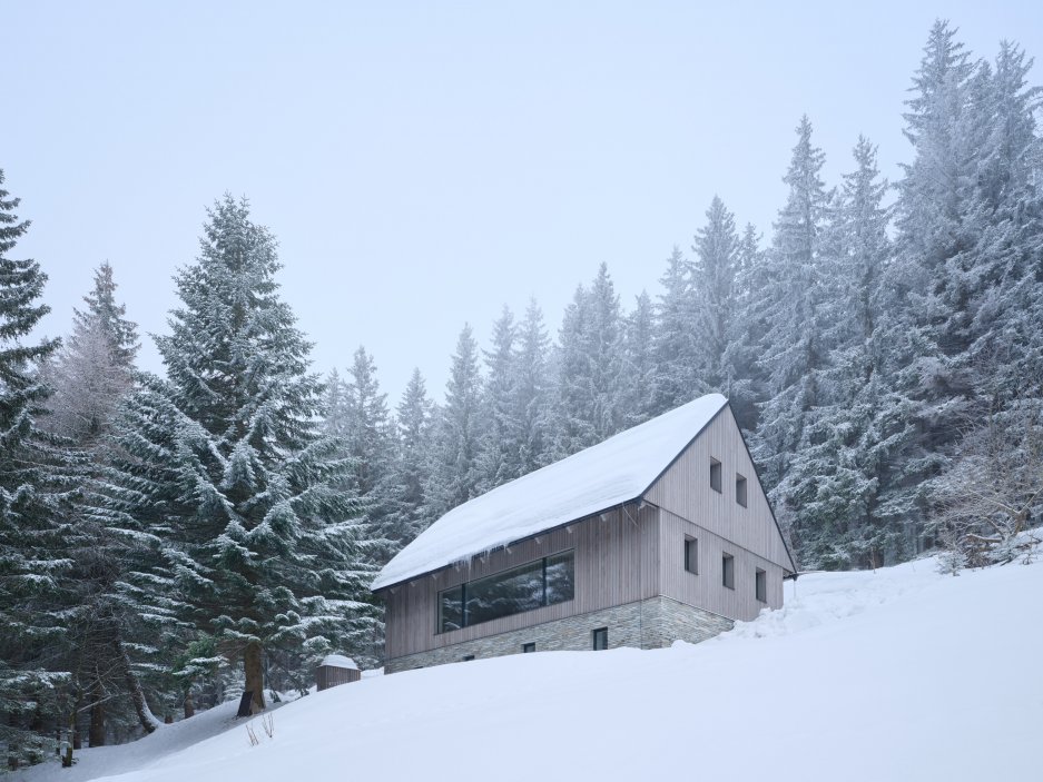 Projekt horské chalupy Na Kukačkách studia edit! architects demonstruje moderní, avšak citlivý přístup k regionální krkonošské architektuře. Přestože návrh navenek respektuje tradiční výraz horských stavení s kamenným soklem a dřevěnou fasádou, projekt přináší zcela nové prostorové a funkční uspořádání interiéru.