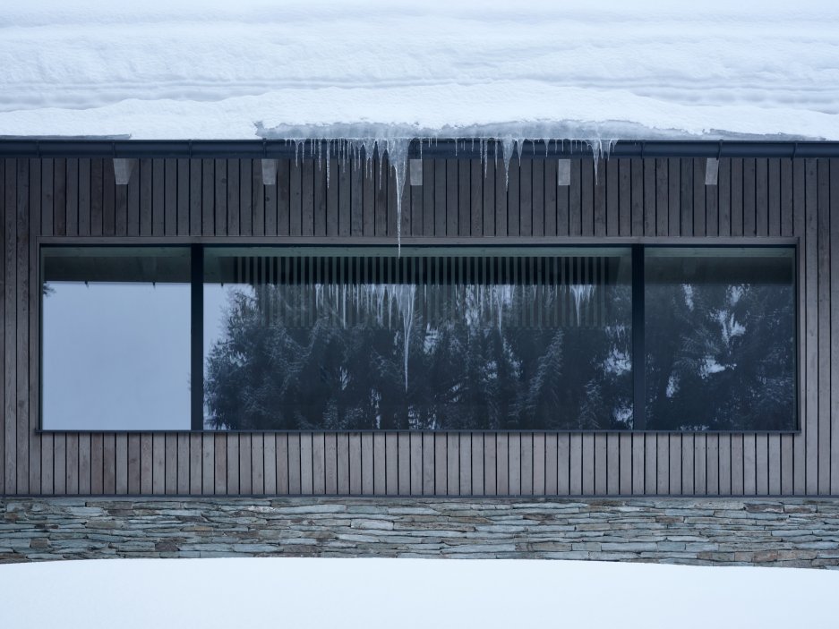 Projekt horské chalupy Na Kukačkách studia edit! architects demonstruje moderní, avšak citlivý přístup k regionální krkonošské architektuře. Přestože návrh navenek respektuje tradiční výraz horských stavení s kamenným soklem a dřevěnou fasádou, projekt přináší zcela nové prostorové a funkční uspořádání interiéru.
