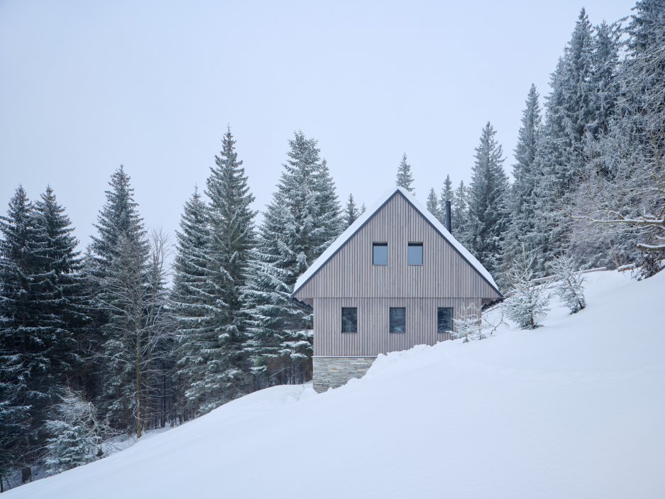 Projekt horské chalupy Na Kukačkách studia edit! architects demonstruje moderní, avšak citlivý přístup k regionální krkonošské architektuře. Přestože návrh navenek respektuje tradiční výraz horských stavení s kamenným soklem a dřevěnou fasádou, projekt přináší zcela nové prostorové a funkční uspořádání interiéru.