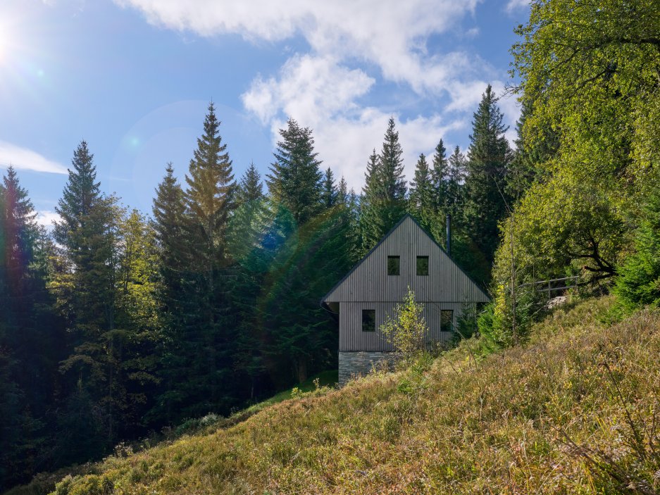 Projekt horské chalupy Na Kukačkách studia edit! architects demonstruje moderní, avšak citlivý přístup k regionální krkonošské architektuře. Přestože návrh navenek respektuje tradiční výraz horských stavení s kamenným soklem a dřevěnou fasádou, projekt přináší zcela nové prostorové a funkční uspořádání interiéru.