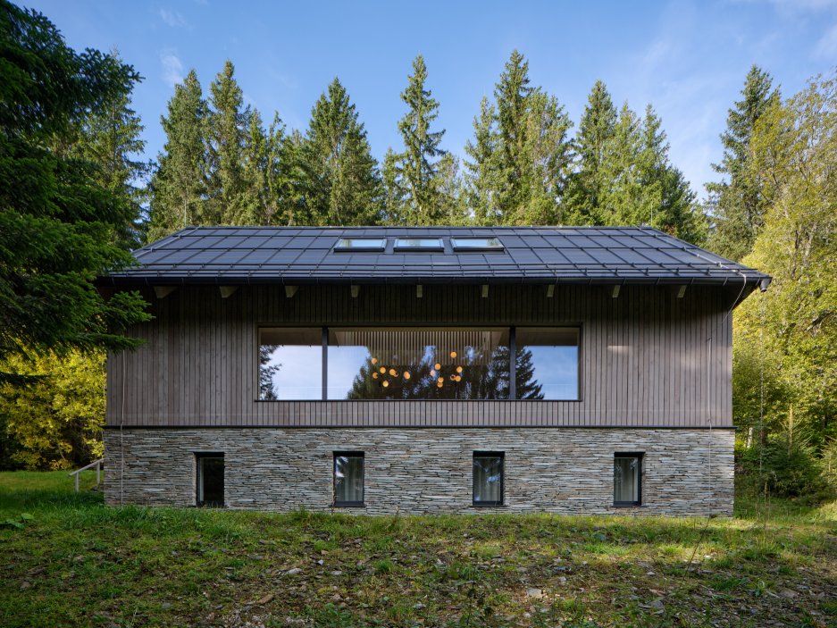 Projekt horské chalupy Na Kukačkách studia edit! architects demonstruje moderní, avšak citlivý přístup k regionální krkonošské architektuře. Přestože návrh navenek respektuje tradiční výraz horských stavení s kamenným soklem a dřevěnou fasádou, projekt přináší zcela nové prostorové a funkční uspořádání interiéru.