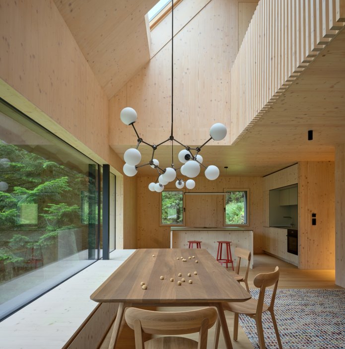 Projekt horské chalupy Na Kukačkách studia edit! architects demonstruje moderní, avšak citlivý přístup k regionální krkonošské architektuře. Přestože návrh navenek respektuje tradiční výraz horských stavení s kamenným soklem a dřevěnou fasádou, projekt přináší zcela nové prostorové a funkční uspořádání interiéru.