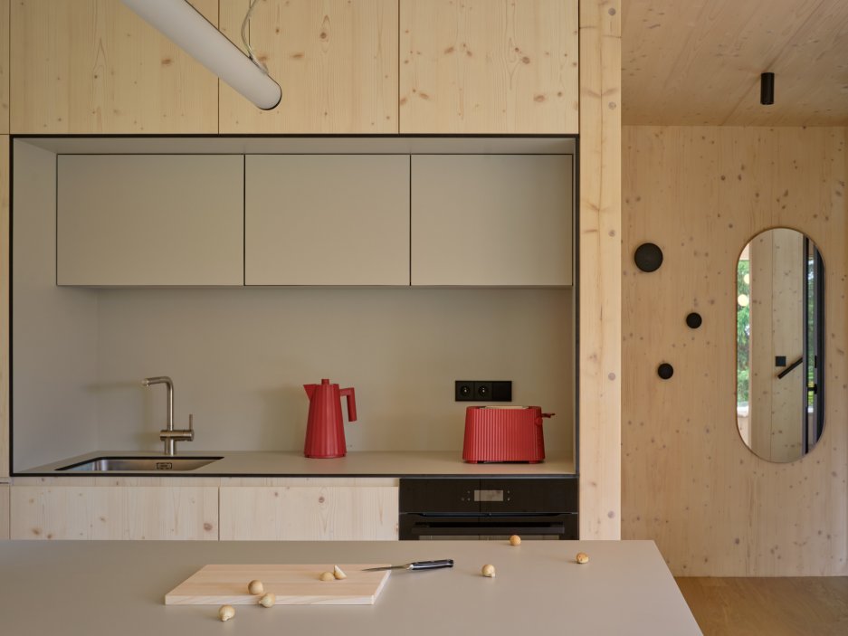 Projekt horské chalupy Na Kukačkách studia edit! architects demonstruje moderní, avšak citlivý přístup k regionální krkonošské architektuře. Přestože návrh navenek respektuje tradiční výraz horských stavení s kamenným soklem a dřevěnou fasádou, projekt přináší zcela nové prostorové a funkční uspořádání interiéru.