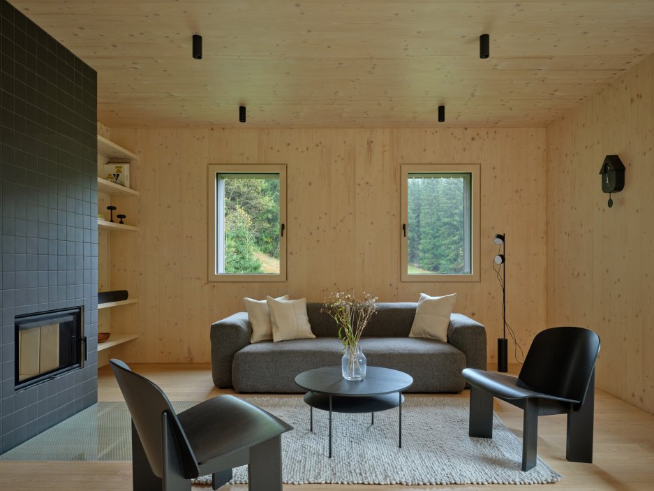 Projekt horské chalupy Na Kukačkách studia edit! architects demonstruje moderní, avšak citlivý přístup k regionální krkonošské architektuře. Přestože návrh navenek respektuje tradiční výraz horských stavení s kamenným soklem a dřevěnou fasádou, projekt přináší zcela nové prostorové a funkční uspořádání interiéru.