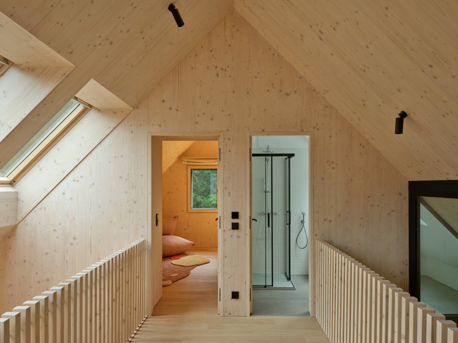 Projekt horské chalupy Na Kukačkách studia edit! architects demonstruje moderní, avšak citlivý přístup k regionální krkonošské architektuře. Přestože návrh navenek respektuje tradiční výraz horských stavení s kamenným soklem a dřevěnou fasádou, projekt přináší zcela nové prostorové a funkční uspořádání interiéru.