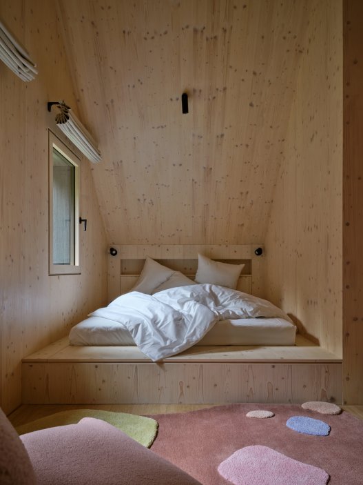 Projekt horské chalupy Na Kukačkách studia edit! architects demonstruje moderní, avšak citlivý přístup k regionální krkonošské architektuře. Přestože návrh navenek respektuje tradiční výraz horských stavení s kamenným soklem a dřevěnou fasádou, projekt přináší zcela nové prostorové a funkční uspořádání interiéru.