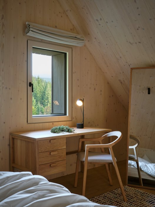Projekt horské chalupy Na Kukačkách studia edit! architects demonstruje moderní, avšak citlivý přístup k regionální krkonošské architektuře. Přestože návrh navenek respektuje tradiční výraz horských stavení s kamenným soklem a dřevěnou fasádou, projekt přináší zcela nové prostorové a funkční uspořádání interiéru.