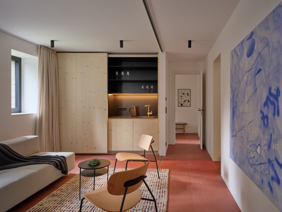 Projekt horské chalupy Na Kukačkách studia edit! architects demonstruje moderní, avšak citlivý přístup k regionální krkonošské architektuře. Přestože návrh navenek respektuje tradiční výraz horských stavení s kamenným soklem a dřevěnou fasádou, projekt přináší zcela nové prostorové a funkční uspořádání interiéru.