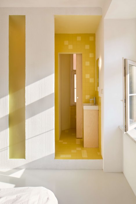 Ateliér Plus One Architects realizoval rekonstrukci bytu v pražských Holešovicích pro malířku Lucii Michnovou. Budoucí nájemní byt o rozloze 35 m2 se nachází v prvním patře historického domu z konce 20. let. Kompletní proměna měla za cíl vytvořit s omezeným rozpočtem plně funkční a vizuálně atraktivní městské bydlení.