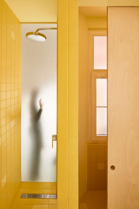 Ateliér Plus One Architects realizoval rekonstrukci bytu v pražských Holešovicích pro malířku Lucii Michnovou. Budoucí nájemní byt o rozloze 35 m2 se nachází v prvním patře historického domu z konce 20. let. Kompletní proměna měla za cíl vytvořit s omezeným rozpočtem plně funkční a vizuálně atraktivní městské bydlení.