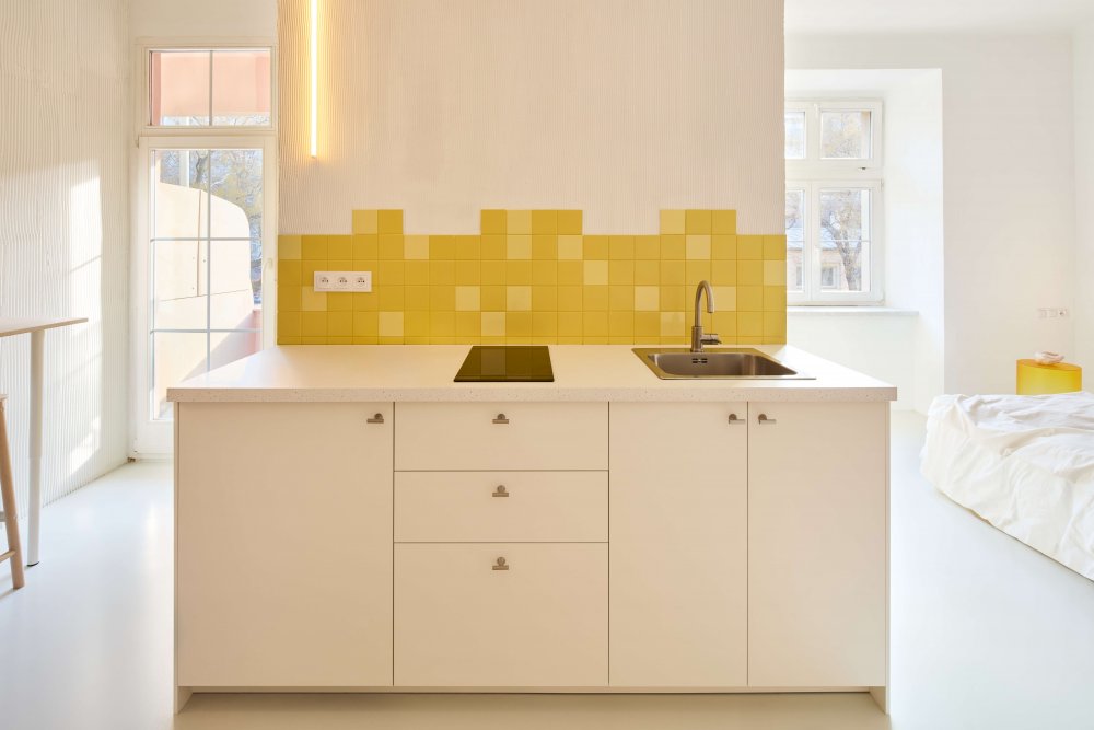 Ateliér Plus One Architects realizoval rekonstrukci bytu v pražských Holešovicích pro malířku Lucii Michnovou. Budoucí nájemní byt o rozloze 35 m2 se nachází v prvním patře historického domu z konce 20. let. Kompletní proměna měla za cíl vytvořit s omezeným rozpočtem plně funkční a vizuálně atraktivní městské bydlení.