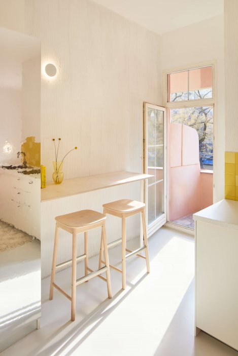Ateliér Plus One Architects realizoval rekonstrukci bytu v pražských Holešovicích pro malířku Lucii Michnovou. Budoucí nájemní byt o rozloze 35 m2 se nachází v prvním patře historického domu z konce 20. let. Kompletní proměna měla za cíl vytvořit s omezeným rozpočtem plně funkční a vizuálně atraktivní městské bydlení.