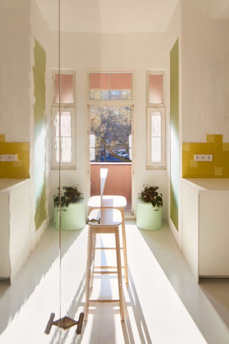 Ateliér Plus One Architects realizoval rekonstrukci bytu v pražských Holešovicích pro malířku Lucii Michnovou. Budoucí nájemní byt o rozloze 35 m2 se nachází v prvním patře historického domu z konce 20. let. Kompletní proměna měla za cíl vytvořit s omezeným rozpočtem plně funkční a vizuálně atraktivní městské bydlení.