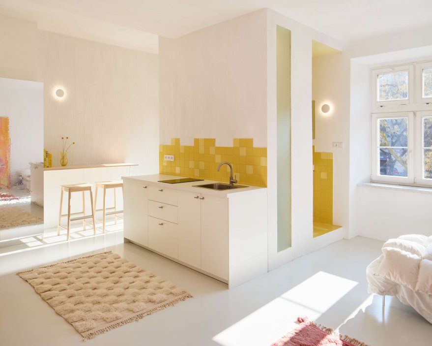 Ateliér Plus One Architects realizoval rekonstrukci bytu v pražských Holešovicích pro malířku Lucii Michnovou. Budoucí nájemní byt o rozloze 35 m2 se nachází v prvním patře historického domu z konce 20. let. Kompletní proměna měla za cíl vytvořit s omezeným rozpočtem plně funkční a vizuálně atraktivní městské bydlení.