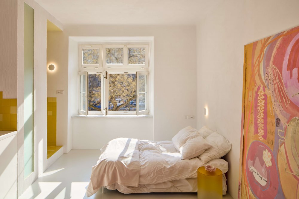 Ateliér Plus One Architects realizoval rekonstrukci bytu v pražských Holešovicích pro malířku Lucii Michnovou. Budoucí nájemní byt o rozloze 35 m2 se nachází v prvním patře historického domu z konce 20. let. Kompletní proměna měla za cíl vytvořit s omezeným rozpočtem plně funkční a vizuálně atraktivní městské bydlení.