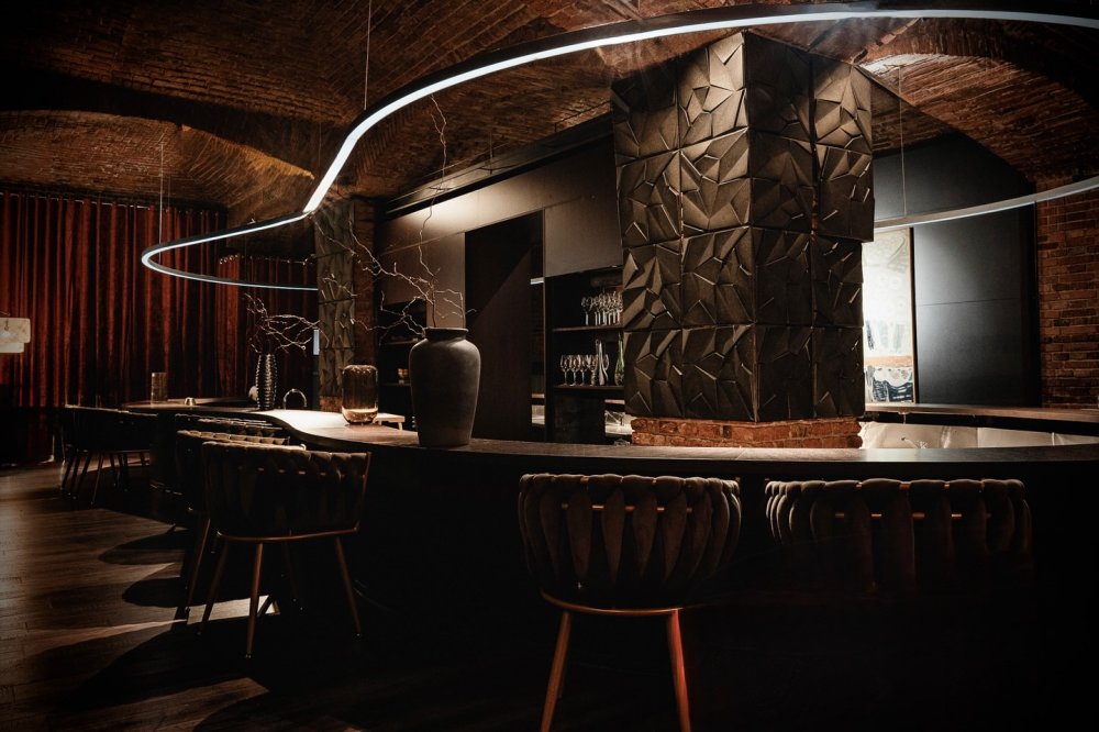 V Praze zaujme například restaurace Levitate, která nabízí jedinečnou atmosféru kombinující historické a moderní prvky. Její kuchyně kombinuje především české suroviny s asijským kořením a severskými prvky.