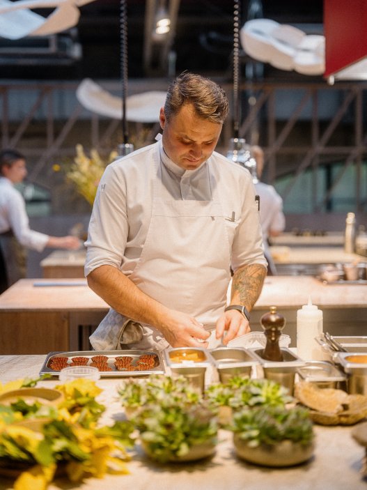 Jeho rukopis poznáte na první pohled i sousto. Martin Štangl, jeden z nejvýraznějších českých šéfkuchařů, vybudoval v pražském Karlíně restauraci, která redefinuje pojem lokální gastronomie.
