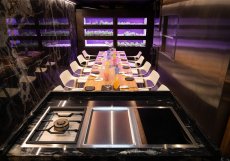 Matteo De Carli a jeho manželka Lenka Hermanová provozují svou restauraci od roku 2012 po několika zastávkách po celém světě. Krásný interiér je jednoduchý a moderní, s otevřenou kuchyní s ukázkami, vinotékou a stěnou s vinotékou, které stojí za zhlédnutí. Michelinští inspektoři je ocenili jednou hvězdou.