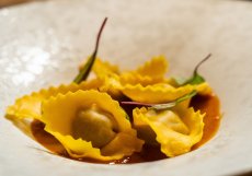 „Chutná kuchyně má jemný severoitalský nádech a chleby, těstoviny a zmrzlina jsou domácí výroby. Nezapomeňte zvážit denní speciality – například kambala v listovém těstě je lahůdkou,“ píše průvodce.