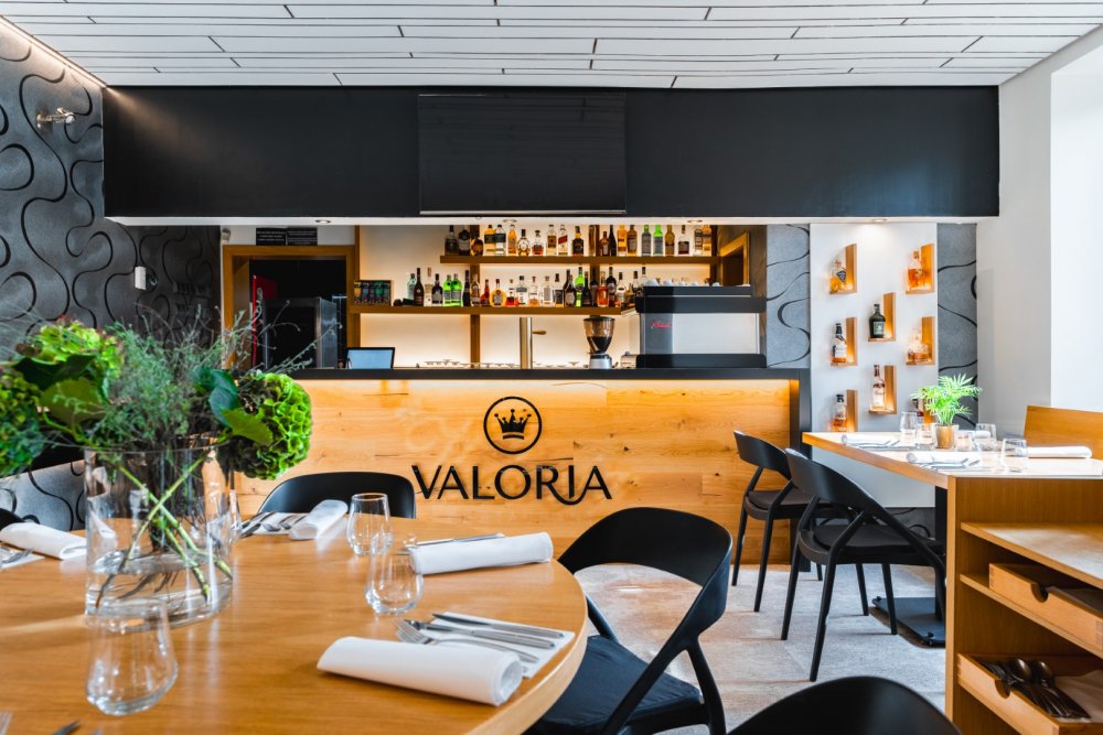 Restaurace se nachází kousek od centra města, ale cesta na jih od Brna stojí za to. Šéfkuchař Michal Černý a jeho tým připravují jak jídla à la carte, tak i sedmichodové degustační menu. 