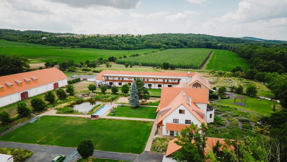 Tento přestavěný statek prošel moderní rekonstrukcí, která si zachovala jeho kouzlo. Nachází se v Kostelci nad Ohří.