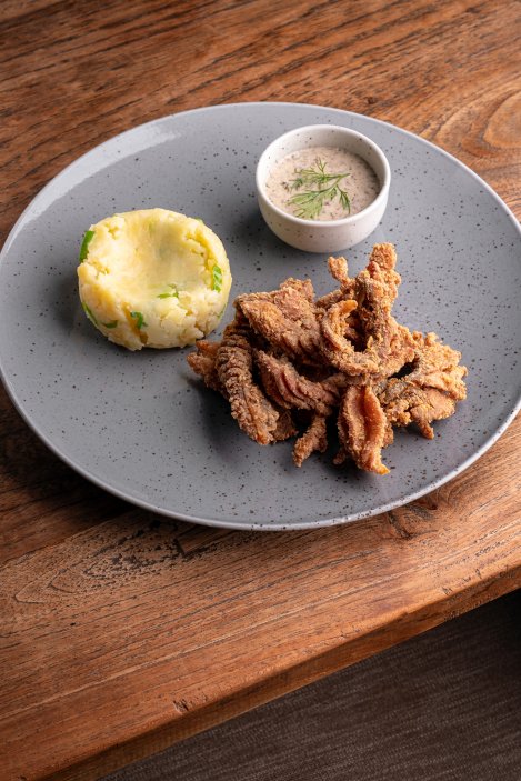Restaurace se specializuje na ryby, kapří hranolky s houbovou a koprovou omáčkou jsou proslulé. 