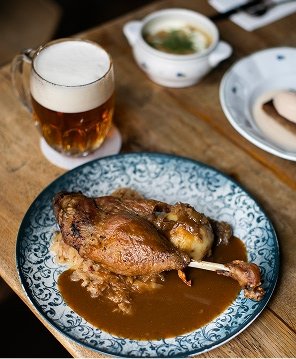 Restaurace U Matěje je počinem šéfkuchaře Jana Punčocháře, který si zde splnil sen o své restauraci a v roce 2019 otevřel na pražské Hanspaulce s nadsázkou hospodu, která je zaměřená na českou a rakousko-uherskou kuchyni.