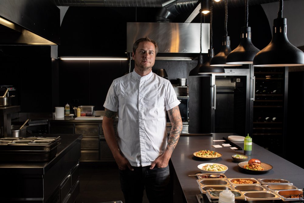 Long Story Short Eatery & Bakery: Toto moderní bistro, včetně šéfkuchařského stolu a otevřené kuchyně s grilem Jopser, se nachází v historických zdech vojenské pekárny v centru Olomouce. 