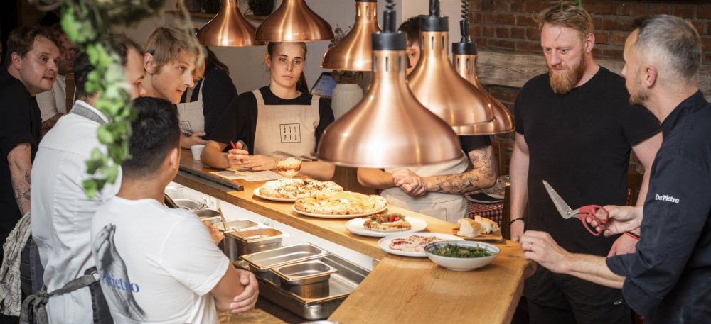 Restaurace Štipec s otevřenou kuchyní se nachází v historickém centru Plzně. Její dominantou je kamenná pec vytápěná bukovým dřevem