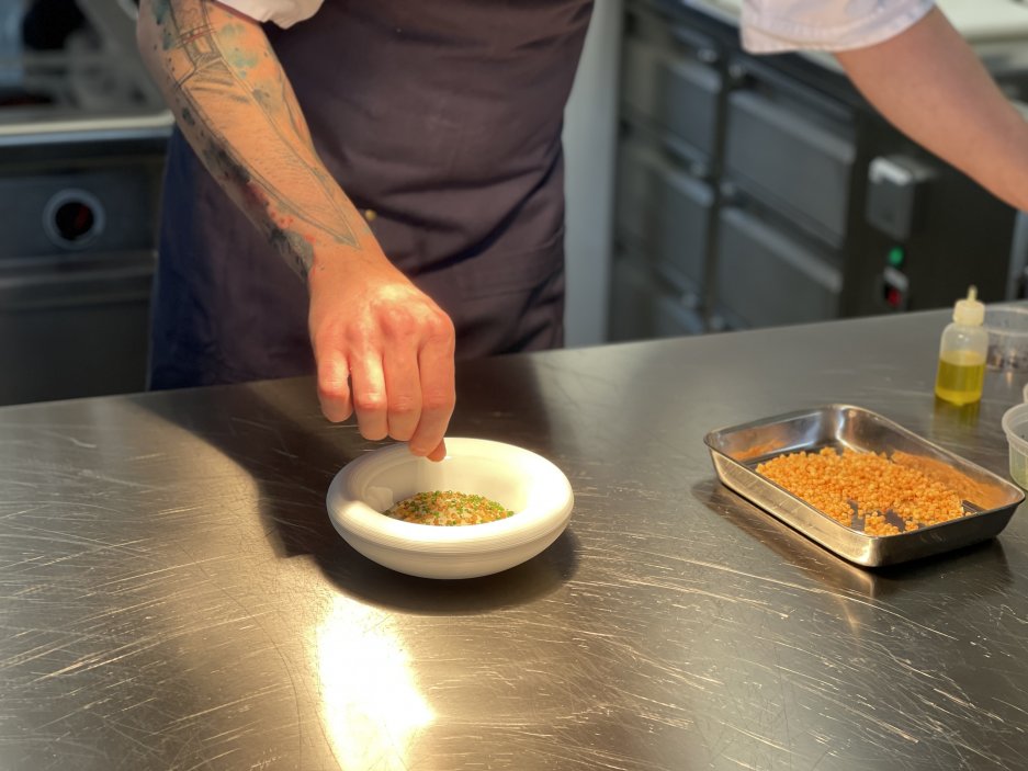 Tato elegantní restaurace, celá v bílém, s krásným vysokým klenutým stropem je skutečně šik – nikdy byste neuhádli, že tento prostor kdysi sloužil jako zámecké stáje. V otevřené kuchyni připravuje Jan Knedla a jeho tým menu o šesti, osmi nebo deseti chodech.