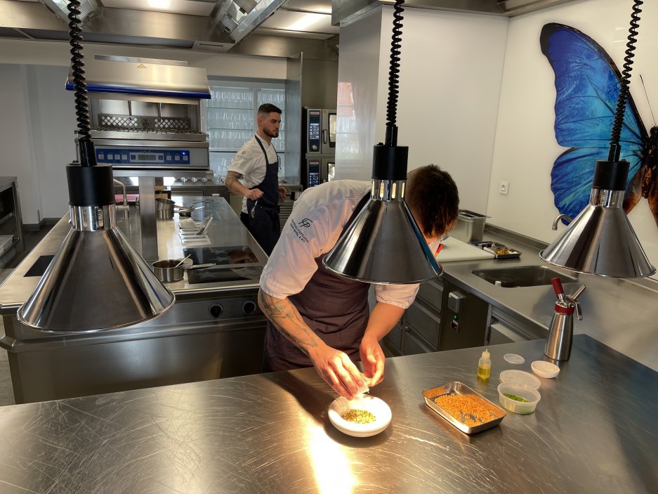 Tato elegantní restaurace, celá v bílém, s krásným vysokým klenutým stropem je skutečně šik – nikdy byste neuhádli, že tento prostor kdysi sloužil jako zámecké stáje. V otevřené kuchyni připravuje Jan Knedla a jeho tým menu o šesti, osmi nebo deseti chodech.