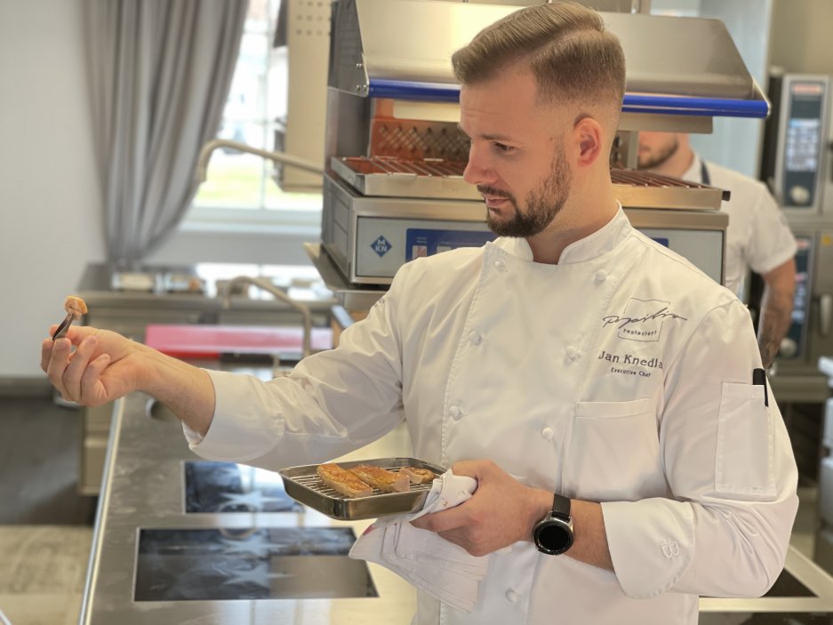 Tato elegantní restaurace, celá v bílém, s krásným vysokým klenutým stropem je skutečně šik – nikdy byste neuhádli, že tento prostor kdysi sloužil jako zámecké stáje. V otevřené kuchyni připravuje Jan Knedla a jeho tým menu o šesti, osmi nebo deseti chodech.