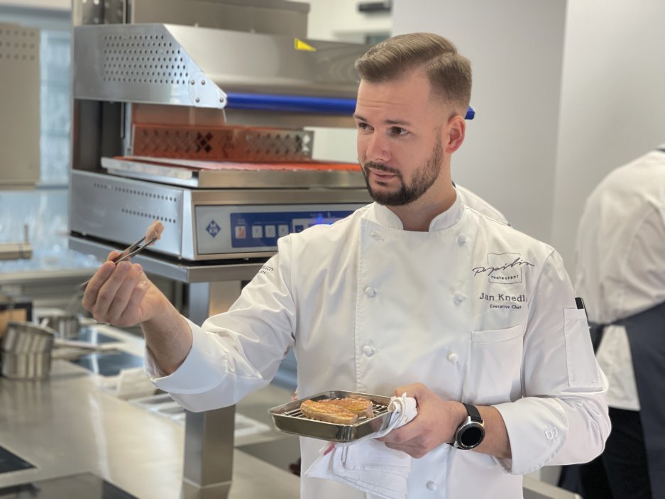 Tato elegantní restaurace, celá v bílém, s krásným vysokým klenutým stropem je skutečně šik – nikdy byste neuhádli, že tento prostor kdysi sloužil jako zámecké stáje. V otevřené kuchyni připravuje Jan Knedla a jeho tým menu o šesti, osmi nebo deseti chodech.