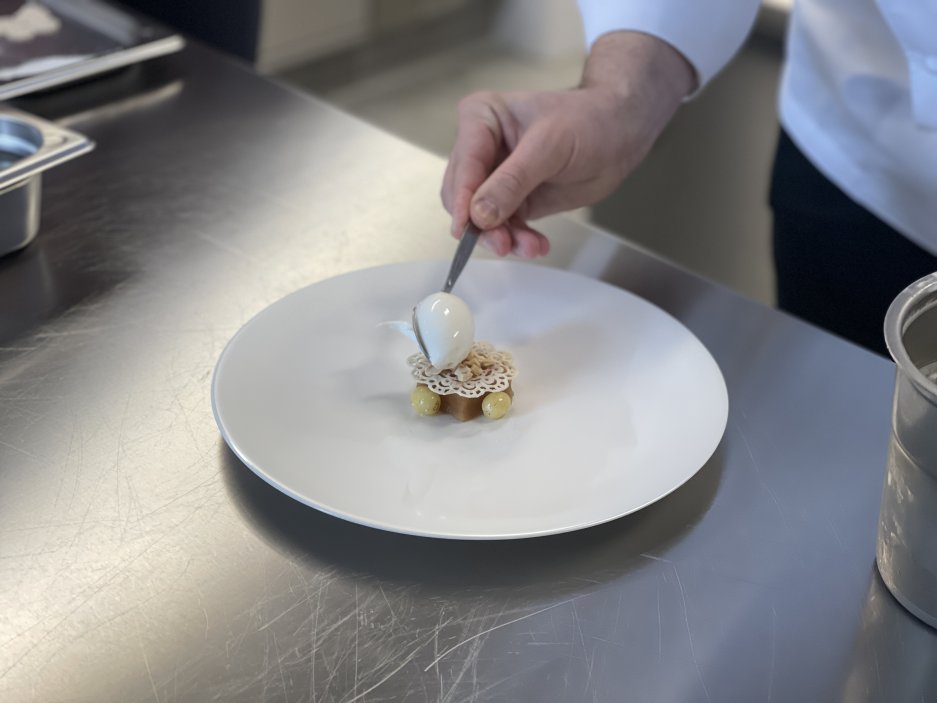 Tato elegantní restaurace, celá v bílém, s krásným vysokým klenutým stropem je skutečně šik – nikdy byste neuhádli, že tento prostor kdysi sloužil jako zámecké stáje. V otevřené kuchyni připravuje Jan Knedla a jeho tým menu o šesti, osmi nebo deseti chodech.