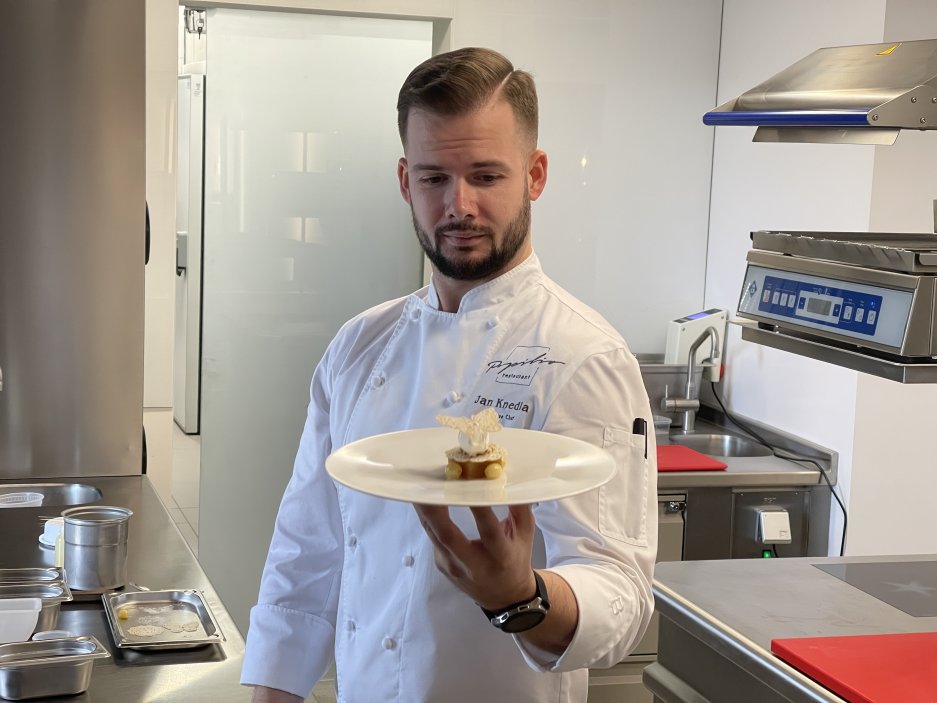 Tato elegantní restaurace, celá v bílém, s krásným vysokým klenutým stropem je skutečně šik – nikdy byste neuhádli, že tento prostor kdysi sloužil jako zámecké stáje. V otevřené kuchyni připravuje Jan Knedla a jeho tým menu o šesti, osmi nebo deseti chodech.