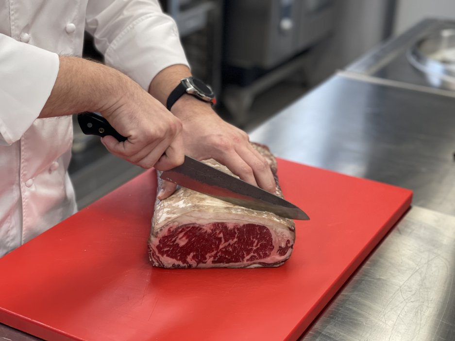 Tato elegantní restaurace, celá v bílém, s krásným vysokým klenutým stropem je skutečně šik – nikdy byste neuhádli, že tento prostor kdysi sloužil jako zámecké stáje. V otevřené kuchyni připravuje Jan Knedla a jeho tým menu o šesti, osmi nebo deseti chodech.