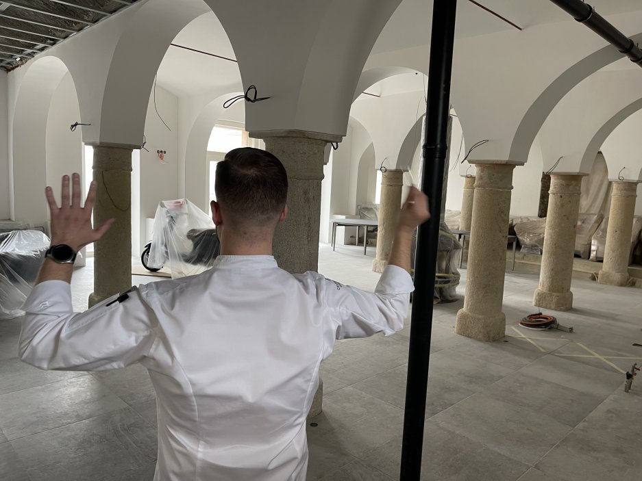 Tato elegantní restaurace, celá v bílém, s krásným vysokým klenutým stropem je skutečně šik – nikdy byste neuhádli, že tento prostor kdysi sloužil jako zámecké stáje. V otevřené kuchyni připravuje Jan Knedla a jeho tým menu o šesti, osmi nebo deseti chodech.