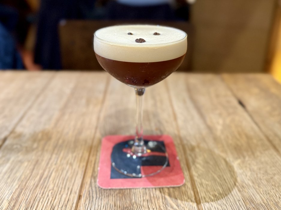 Espresso martini jako jeden z klasických koktejlů v nabídce baru