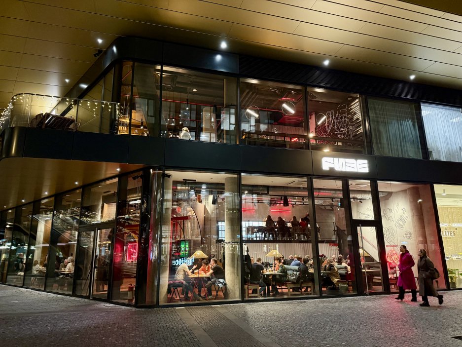 Exteriér restaurace FUZE v nové budově Masaryčka v centru Prahy