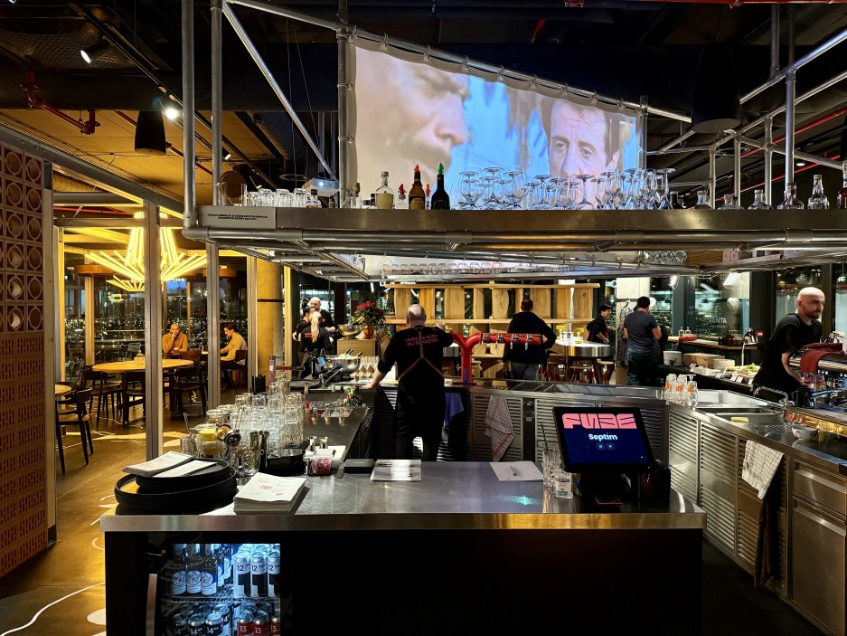 Druhá barová část restaurace s výhledem do otevřené kuchyně